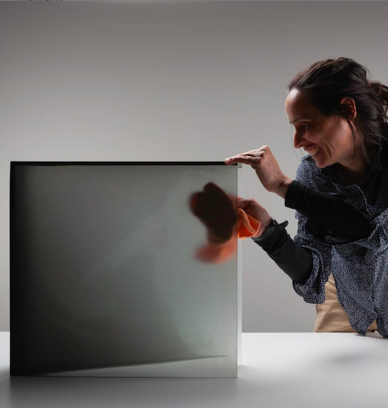 The artist polishing the work interiorized | interiorized, unique piece 2011, kilnformed glass, Ph. Rachel Harris