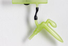 Richard Meitner - Schizzi selvaggi 10 (Green Bar and Pistol) - glass, stoving lacquer, epoxy, iron - 32 × 34 × 9 cm - unique piece