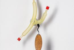 Richard Marquis - Schizzi selvaggi 21 (Y with Tag) - glass, stoving lacquer, bottle caps, thermoplastic, aluminio wire, paint, iron - 33 × 18 × 10 cm - unique piece