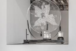 P. Martinuzzi (Venezia, 1933 – 2015), Point of view, early ‘80s, Unique piece, Blown-glass sheet, engraved with diamond pen by the artist, iron support with spotlight, Ø 80 cm (2), ph. Enrico Fiorese