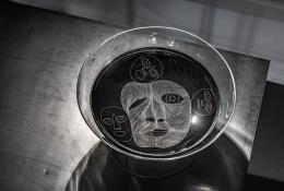 P. Martinuzzi (Venezia, 1933 – 2015), Untitled (plate in three parts), early ‘80s, Unique piece, Hand-blown glass, engraved with diamond pen by the artist, support in iron, Ø 37 x 28 cm, ph. Enrico Fiorese