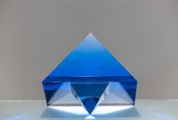 Václav Cigler: GEOMETRIE  Blue Pyramid  Optical glass  ph. Enrico Fiorese