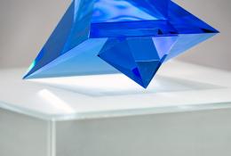 Václav Cigler: GEOMETRIE  Blue Pyramid  Optical glass  ph. Enrico Fiorese