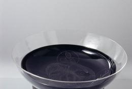 P. Martinuzzi (Venezia, 1933 – 2010), Untitled (plate in three parts), early ‘80s, Unique piece, Hand-blown glass, engraved with diamond pen by the artist, support in iron, Ø 37 x 28 cm