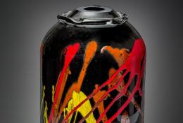 Senza titolo 2 vaso nero | smalto giallo e rosso.2024