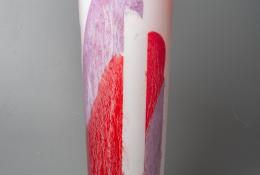 Senza titolo 1 vaso alto bianco e rosso, smalti viola, verde, rosso. 2024