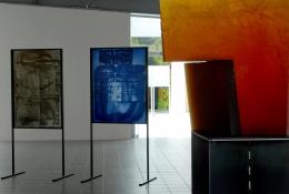 Libenský & Brychtová, What then shall we choose? Weight or Lightness?, exhibition view, 2006 National Glass Centre, SUNDERLAND (UK), curated by National Glass Centre with guest curator Caterina Tognon. Acknowledgement Architect Miroslav Malek.