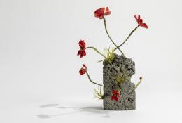 13 Lilla Tabasso Muretto Papaveri Unique piece Milano, 2018 H 37 X 22 X 24 cm Flamed Murano Glass, hand-blown and modelled Courtesy: Caterina Tognon, Venezia,